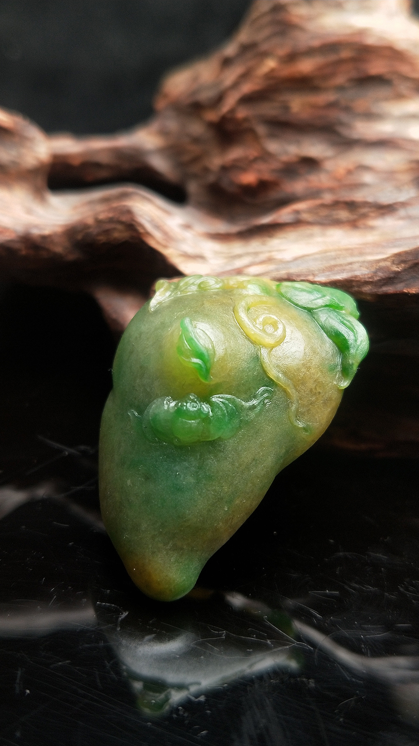 以桃子为主题的玉雕作品大家喜欢吗