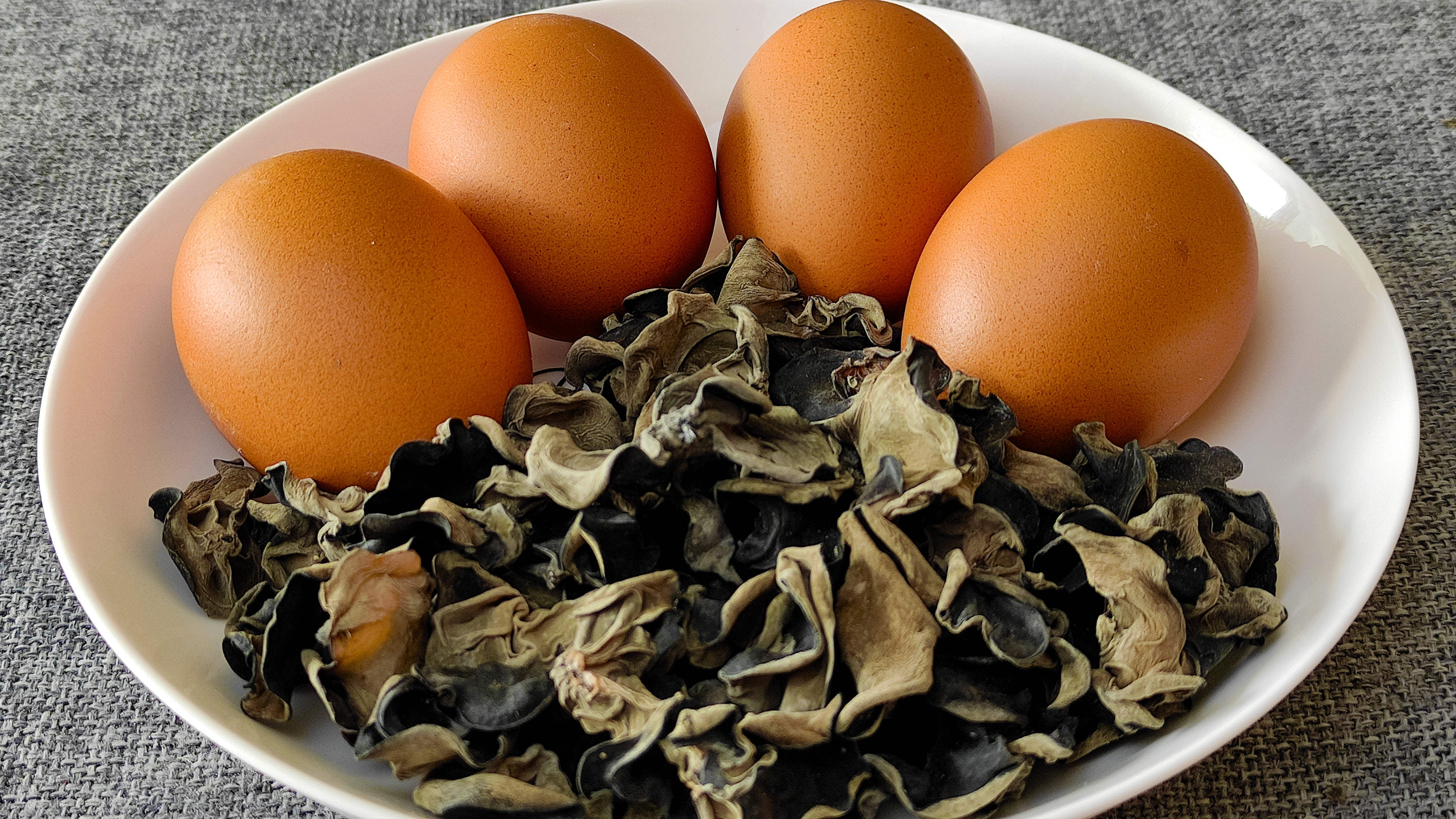 木耳加4个鸡蛋,是我过年必做拿手菜,不用炒不炖,10分钟就上桌