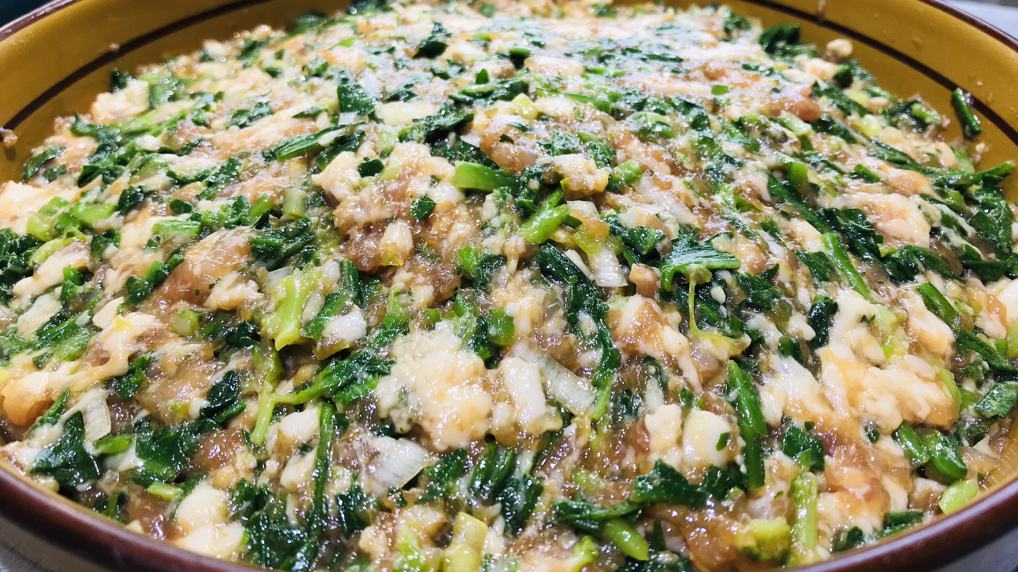 春天的荠菜搭配猪肉,教你荠菜猪肉饺子馅的调法,鲜嫩营养,真香