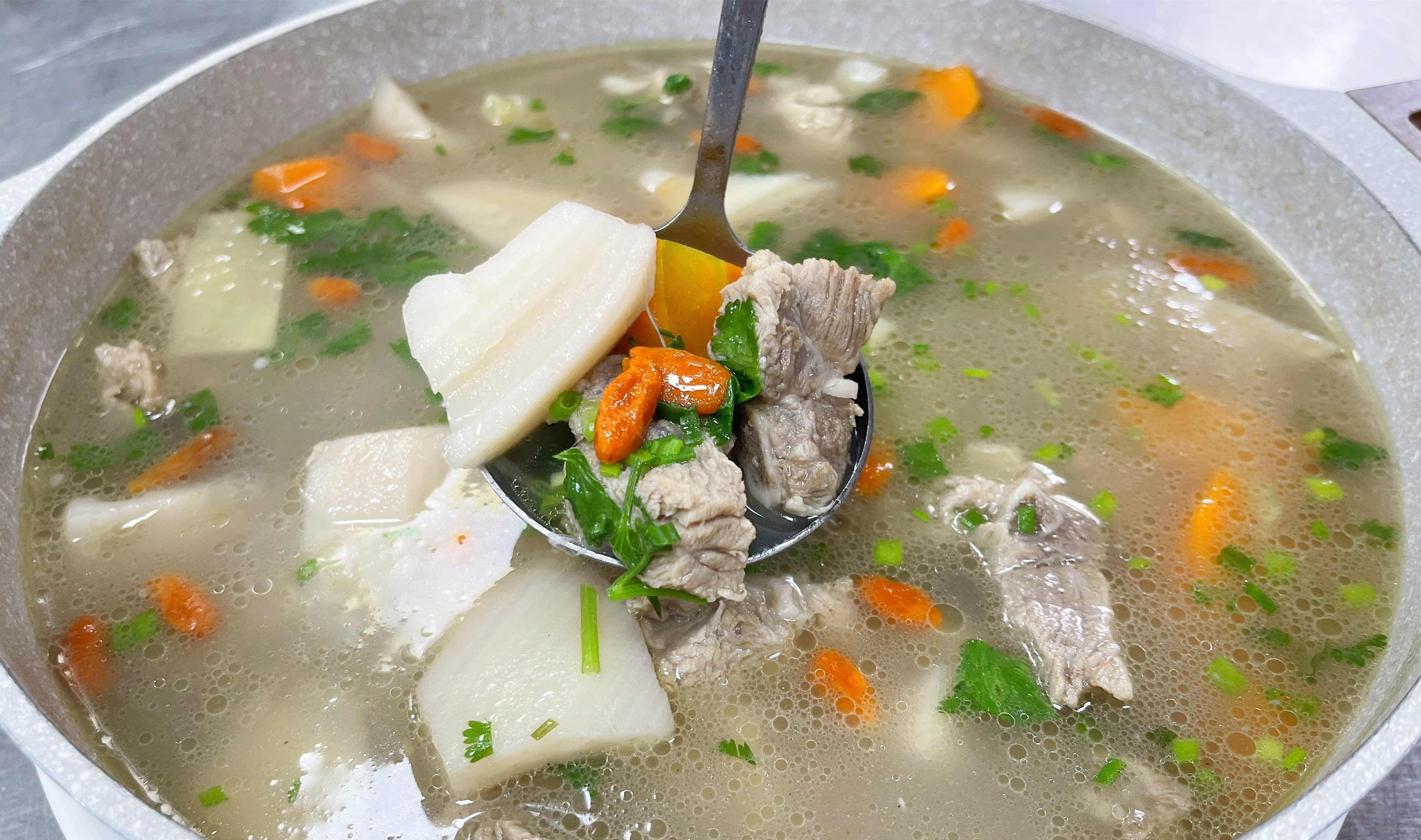 广东莲藕排骨汤原来是这么做,记住2个诀窍,出锅汤鲜美味又营养