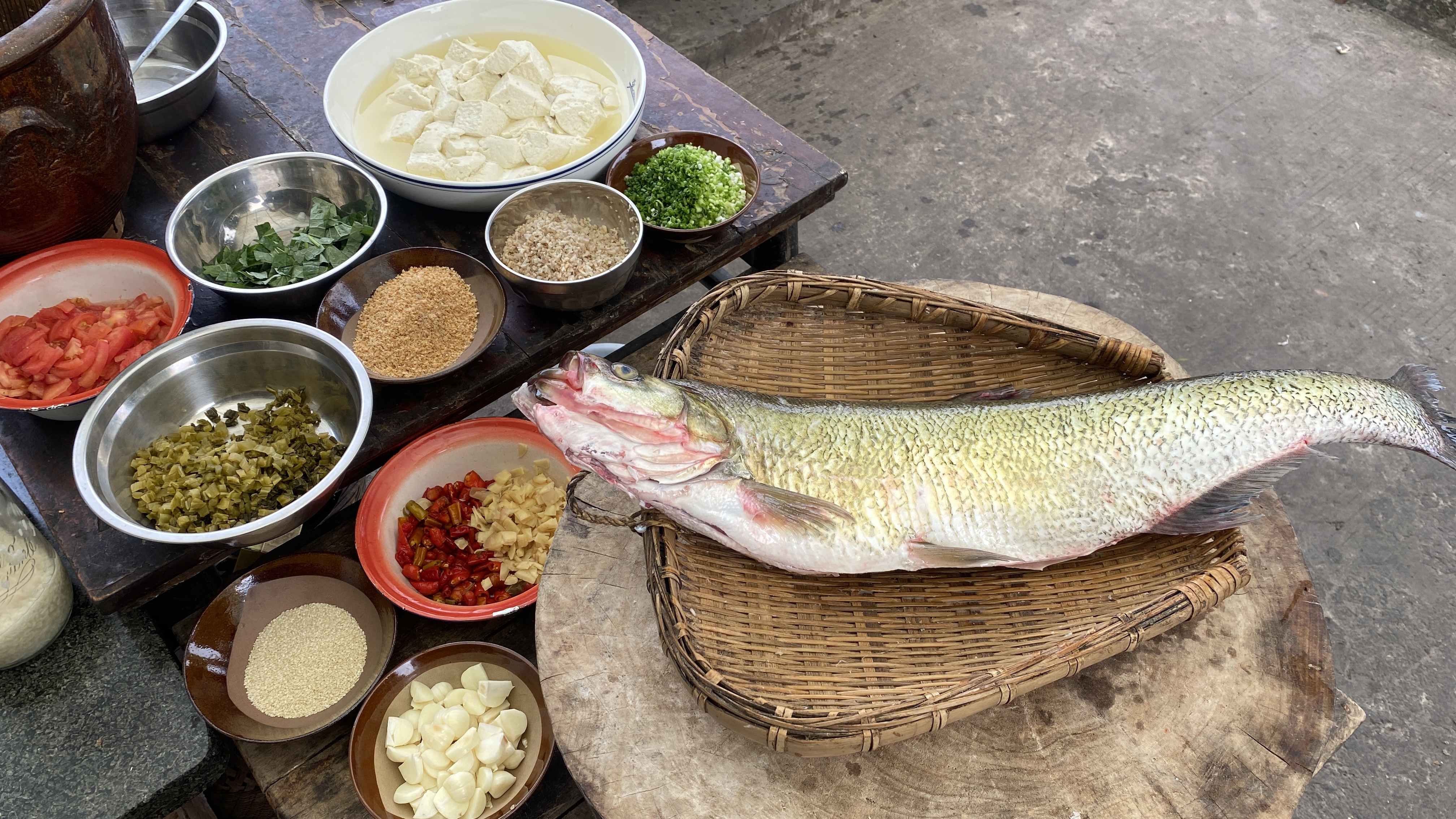 杰哥私房菜——“豆花儿翘壳鱼片”和“酸菜番茄鱼骨汤”,巴适