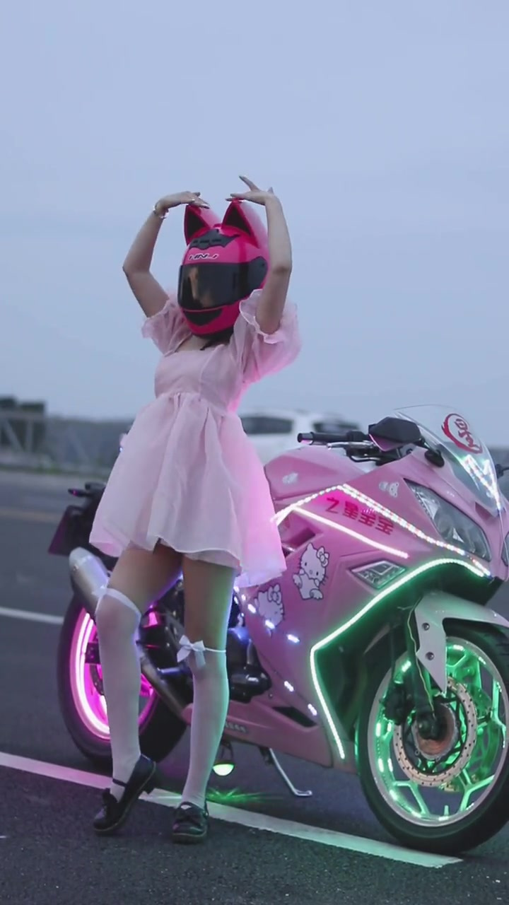 骑摩托的女孩本身就是辣妹集性感可爱御姐于一身