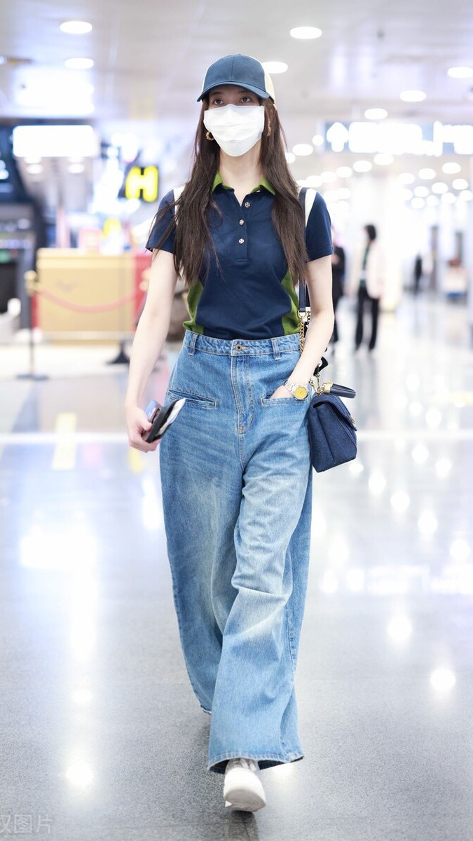 宋妍霏机场街拍,棒球帽搭polo衫 牛仔裤,时髦简约靓丽秀气