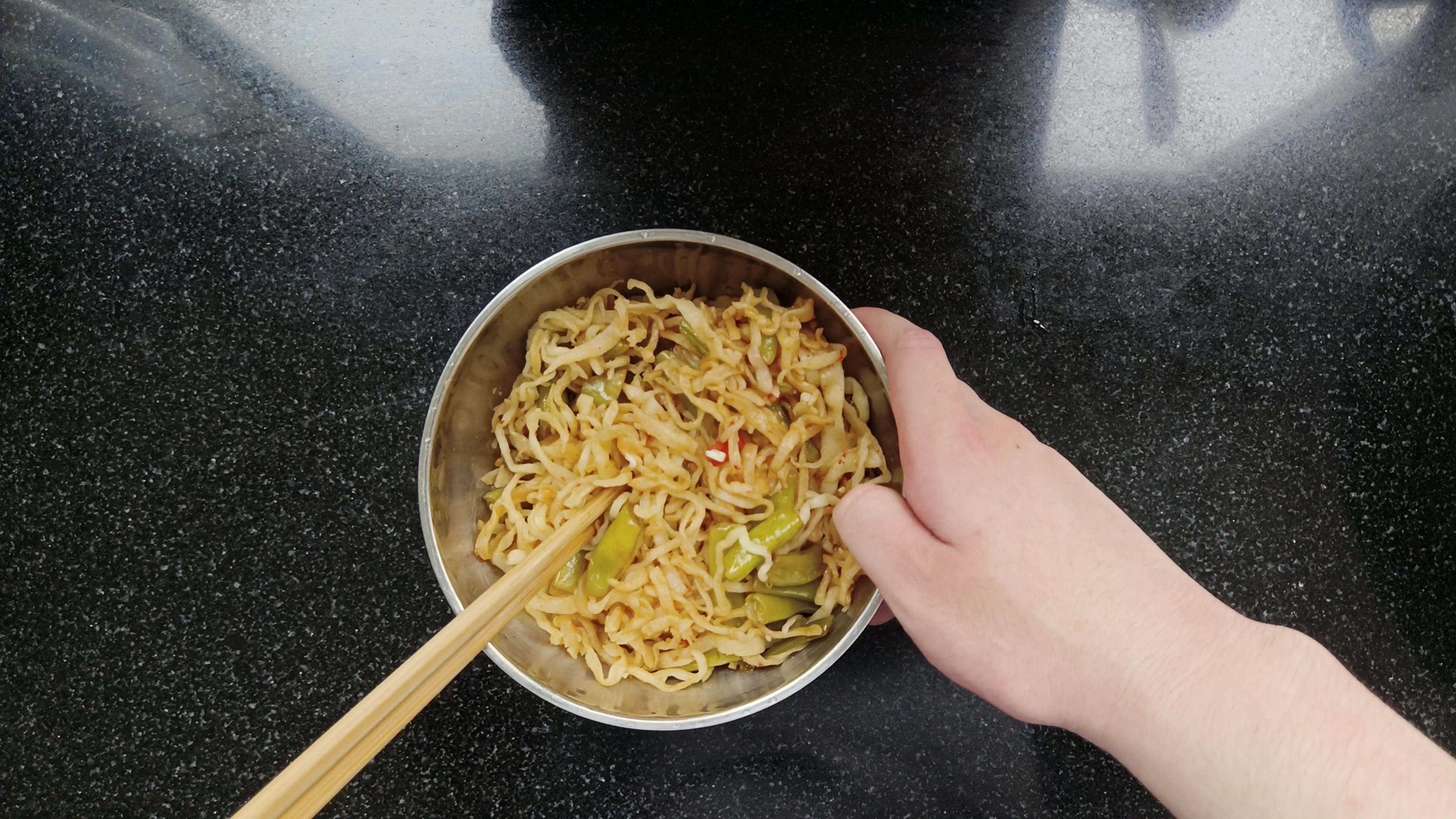 做好吃的豆角西红柿焖面,花椒等炒炒就可以捞出来了