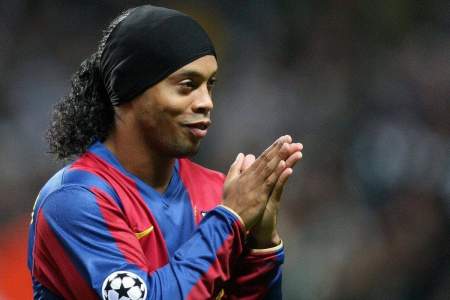 足球精灵小罗有多强?10万人为他鼓掌,拉莫斯被晃得怀疑人生!3-度小视