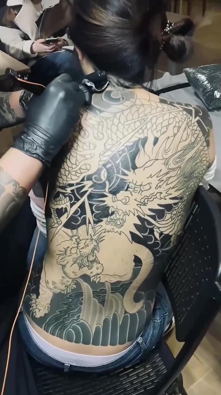 怪不得兄弟干纹身师,眼前一幕好幸福,让我好羡慕这个职业!(1)