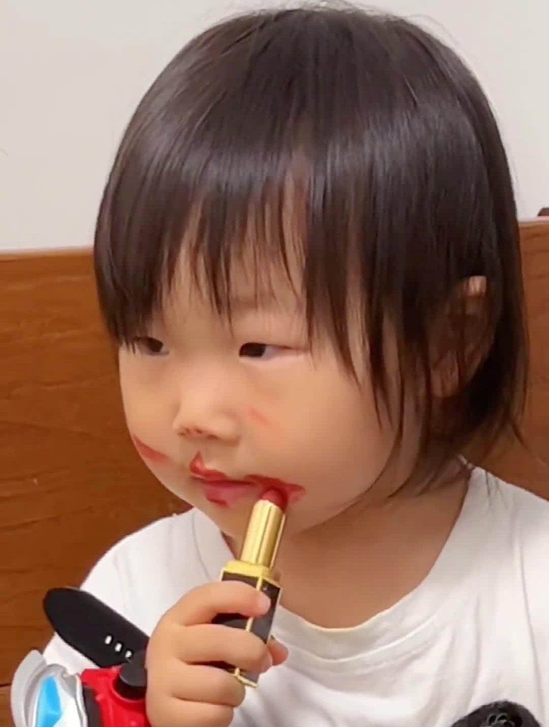没有哪个妈妈的口红能逃得了熊孩子的魔掌