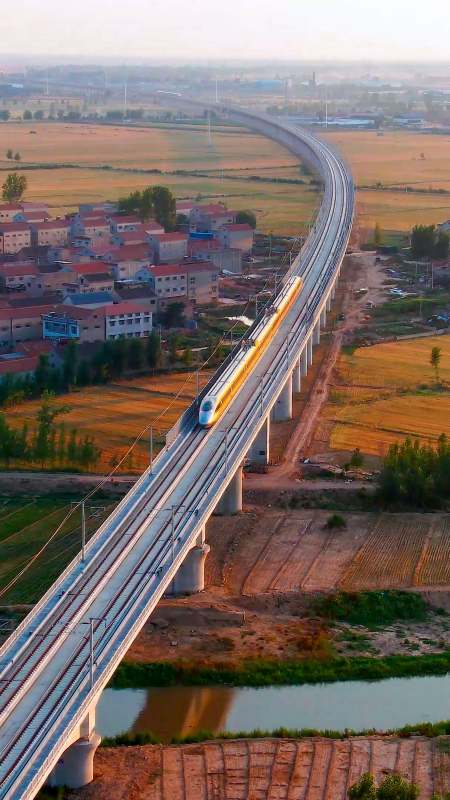 高铁相对速度700公里!滑县段大运河附近,郑州和濮阳的列车相逢