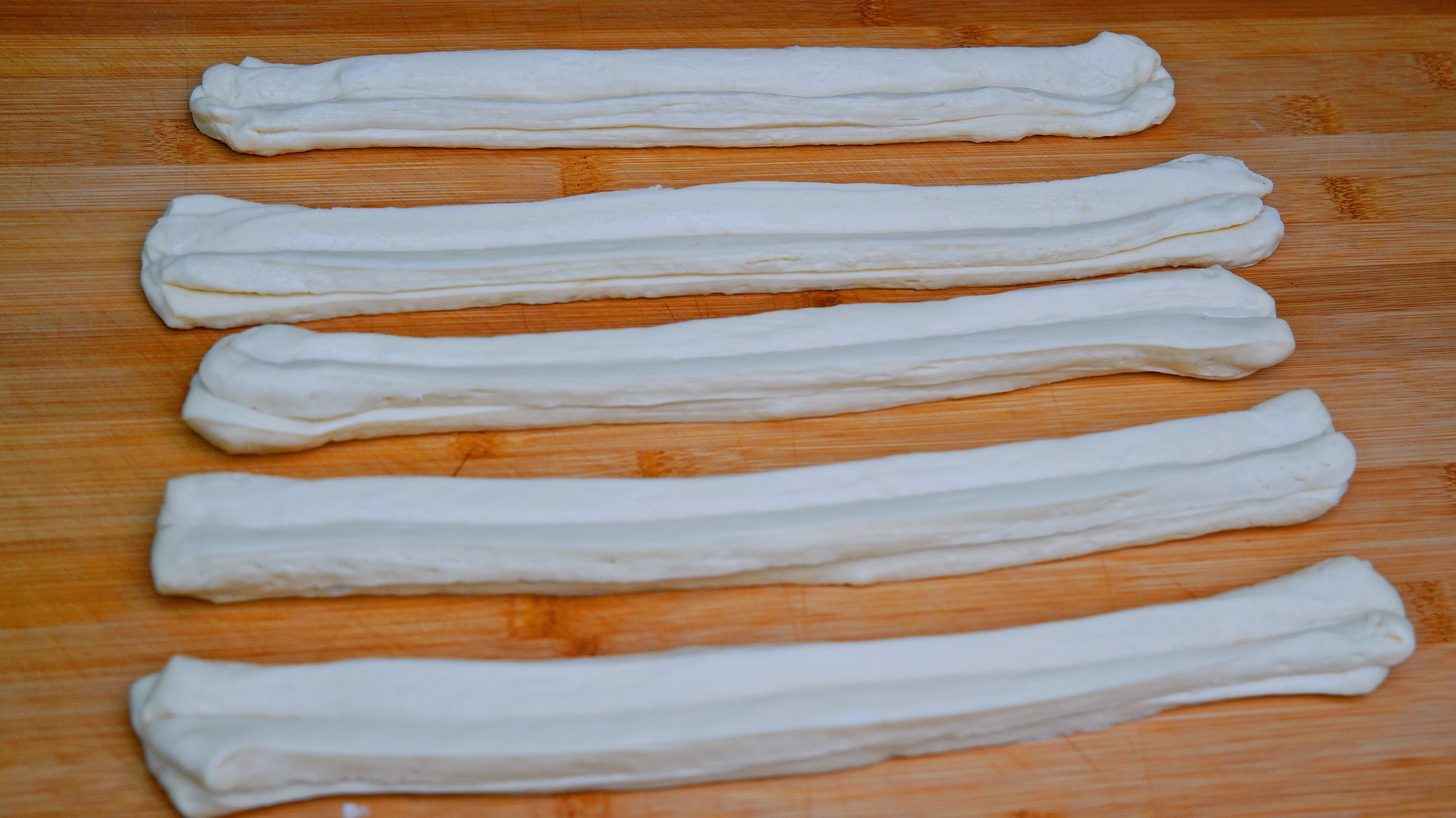 我家吃油条从不用油炸,学会这样做,上桌全家都爱吃,少油又健康