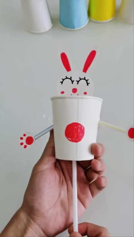 家有宝妈的赶紧下手吧,用纸杯做只小兔子宝宝能开心一整天-度小视