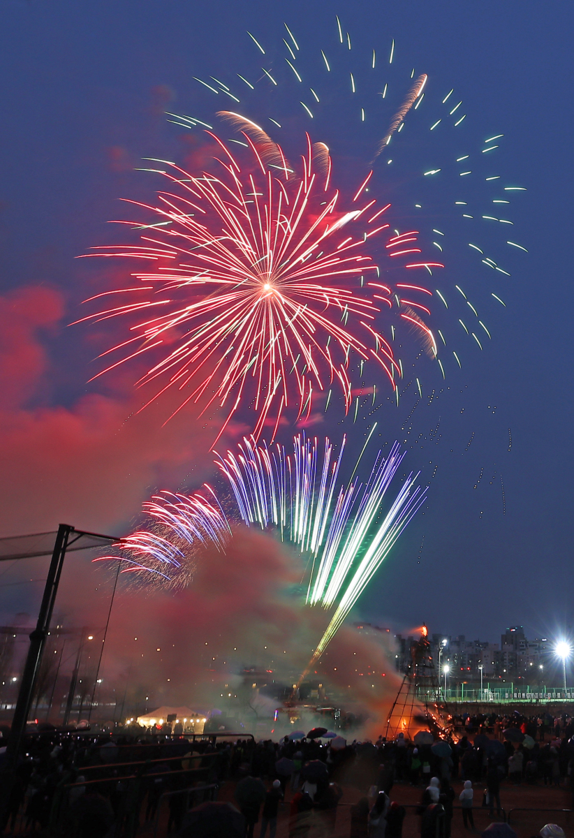 五一假期,烟花绽放,点亮了洛阳的夜空