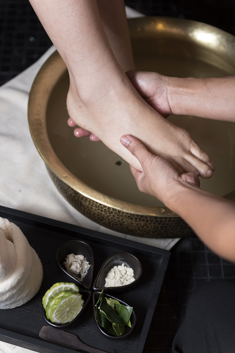 手摸脚男人给女人洗脚图片饭店老板给老板娘洗脚的图片大全端洗脚水