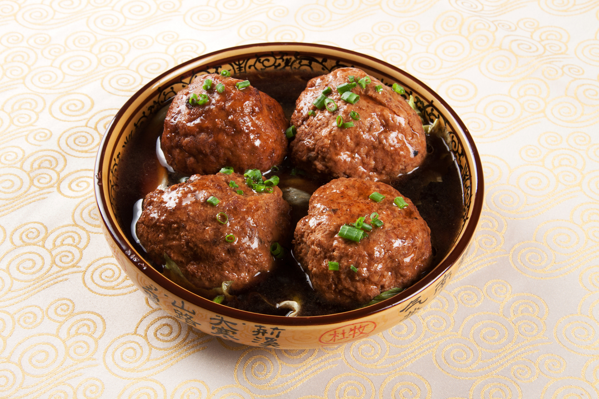 狮子头的做法: 狮子头是中国传统菜肴,尤其在春节期间,象征着吉祥和