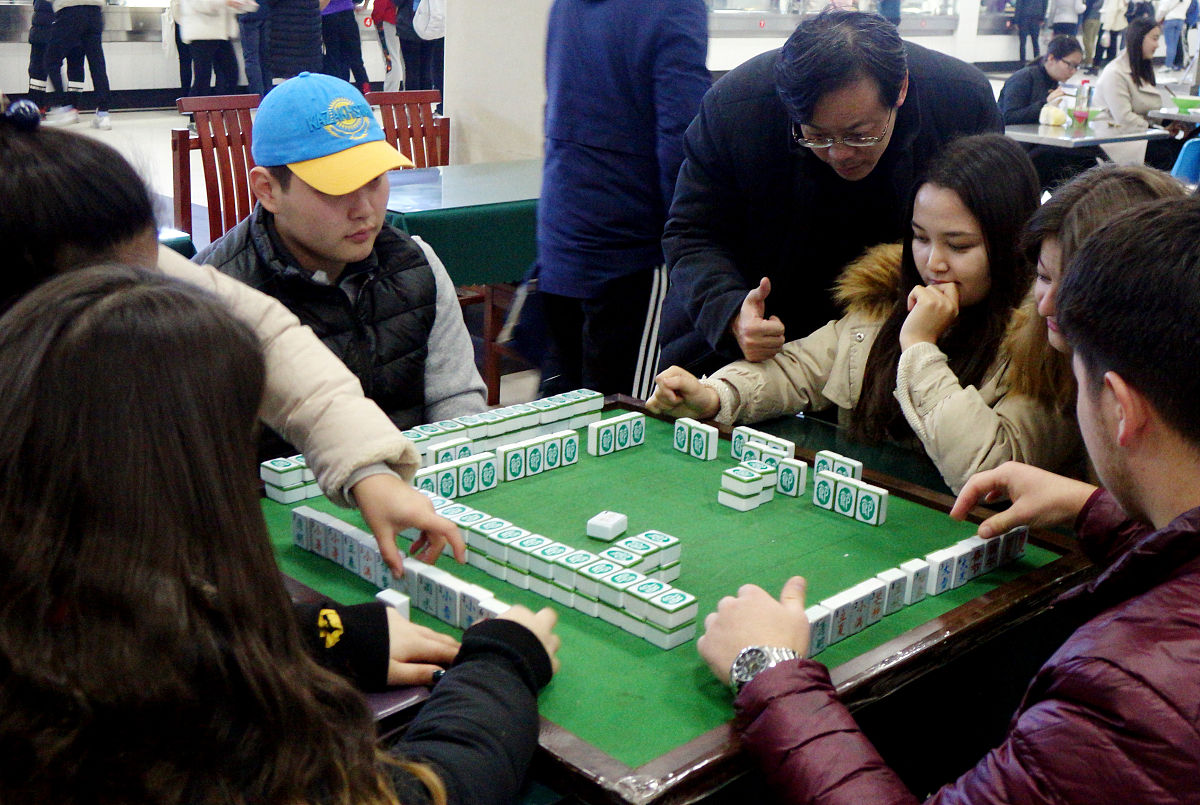 四个人围在麻将桌旁,推进一百四十四张期待,每人取十三张希望,起牌,用