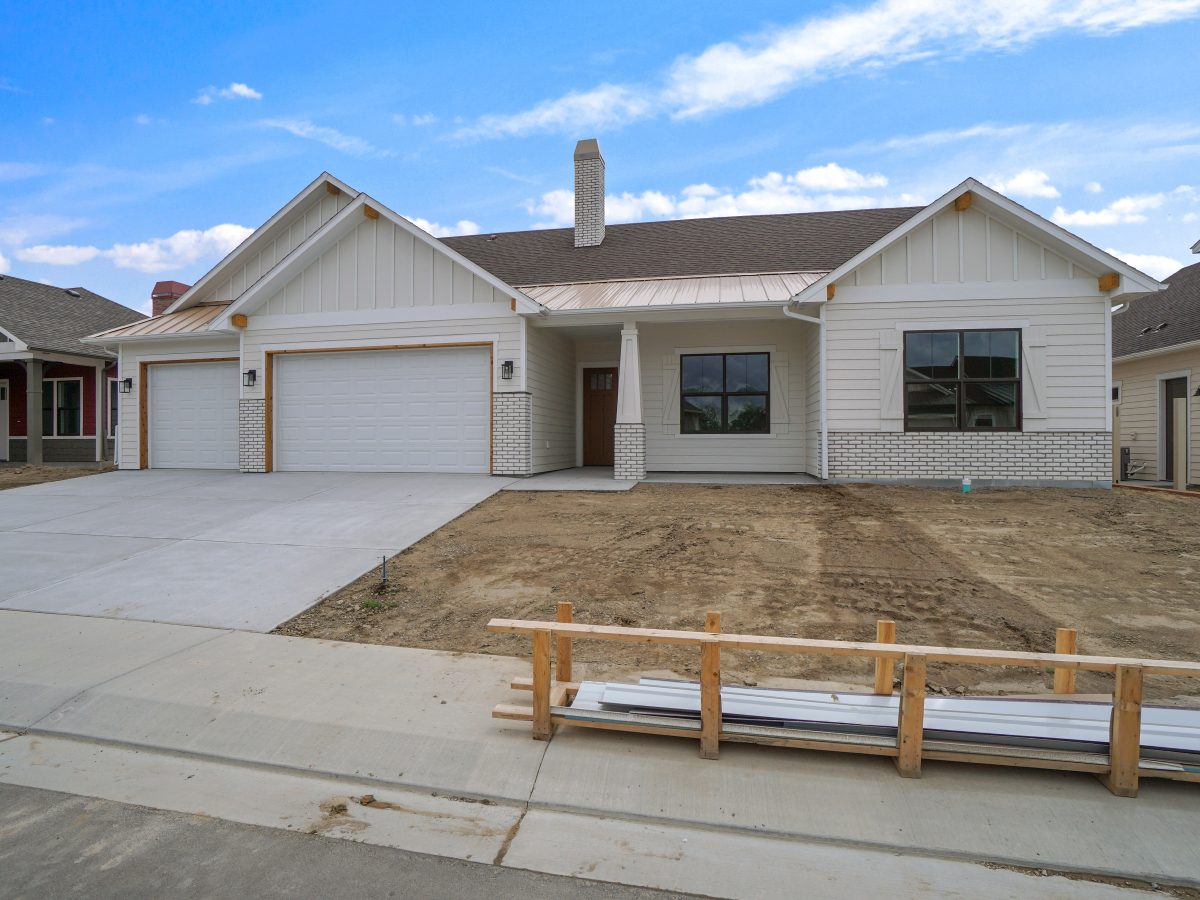 老家有户人家,房子矮平层,城里房子没有,儿子也没个正经工作,但女孩子