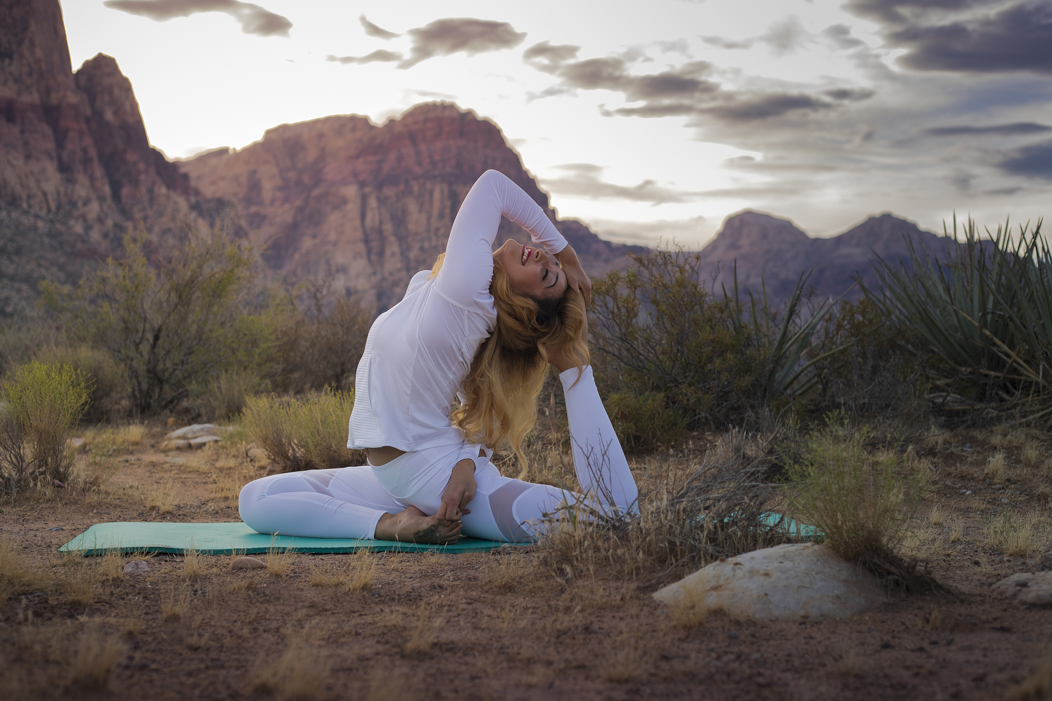 瑜伽,源自印度的古老修行方式,如今已成为全球范围内备受欢迎的巾身