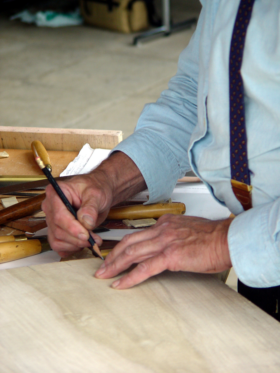 在我们身边,有一种古老而神秘的手艺,那就是传统毛笔的制作