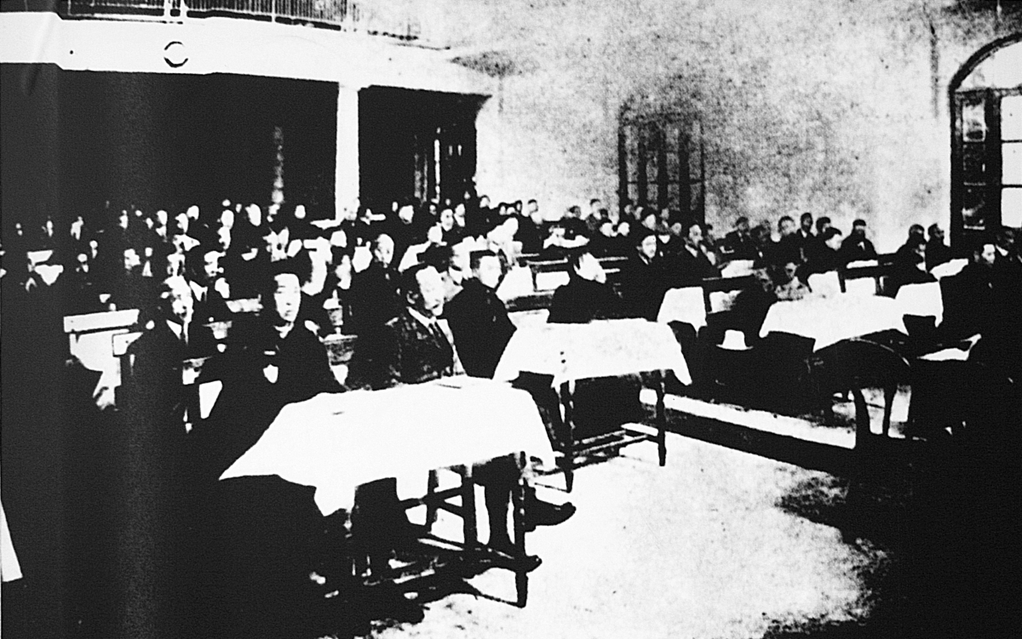 1941年,在陕甘宁边区第二届参议会上,李鼎铭与其他10位党外民主人士