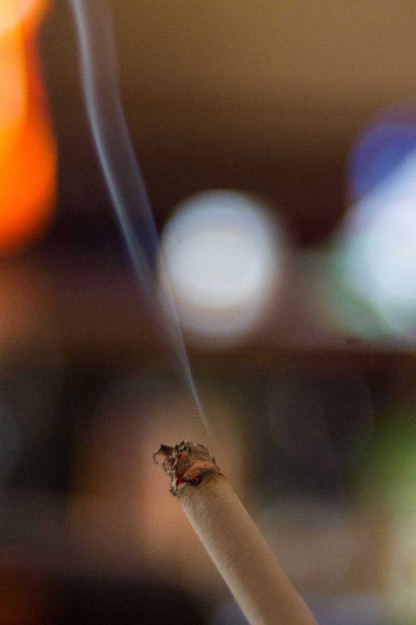 一支烟 ​把夜的寂寞点燃 ​懒惰的人生 ​经