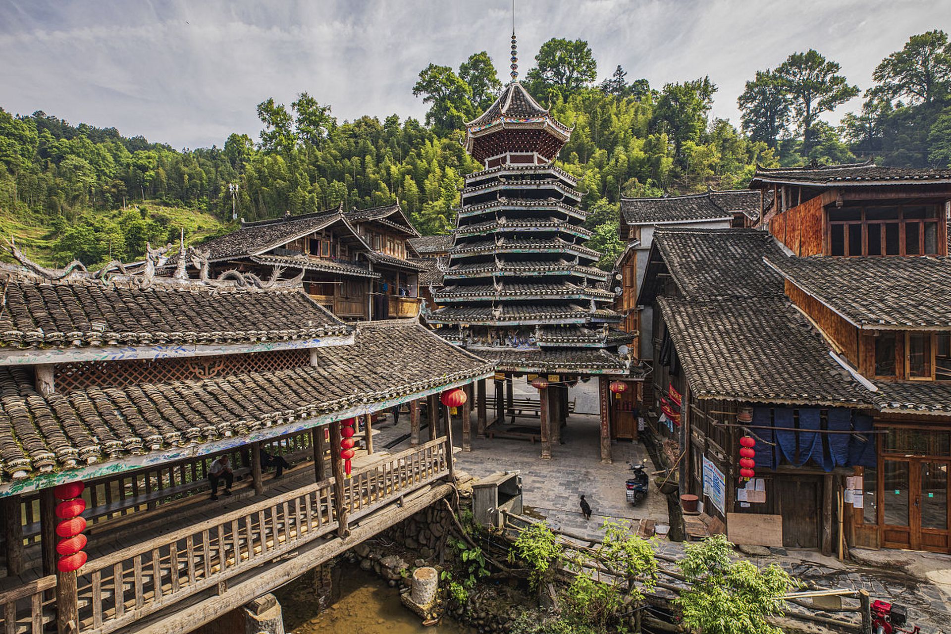 肇兴侗寨是贵州省黔东南苗族侗族自治州黎平县的一个著名旅游景区被 