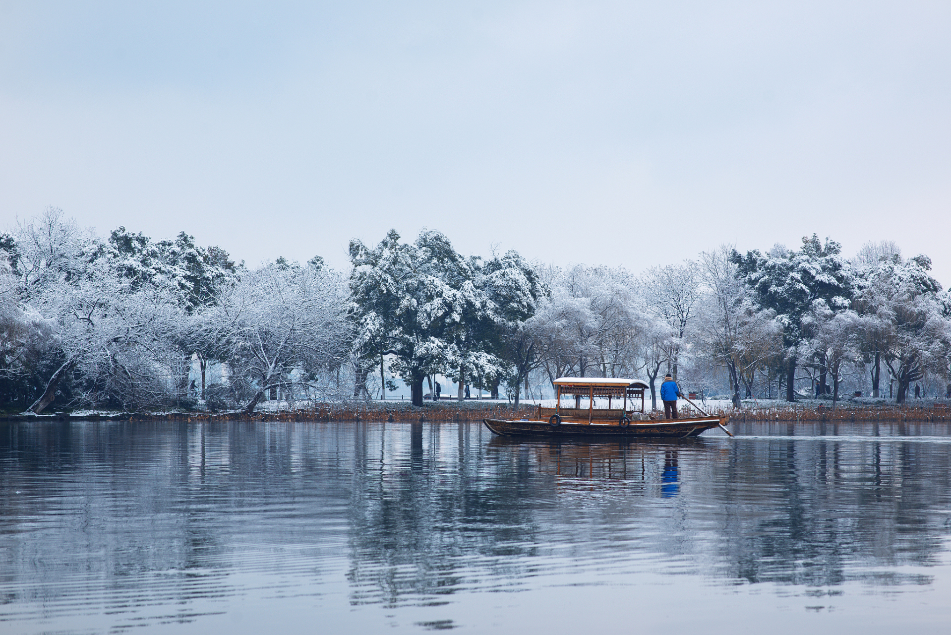 冬日西湖雪,诗意浓墨重彩的画卷  在冬季的杭州,西湖的美景如同一幅幅