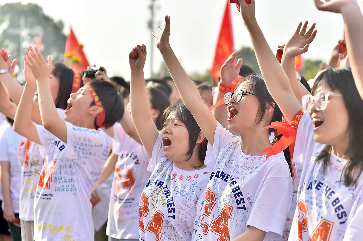 每一声呐喊都激励着场上的运动员们,他们的每一分每一秒都在我们的