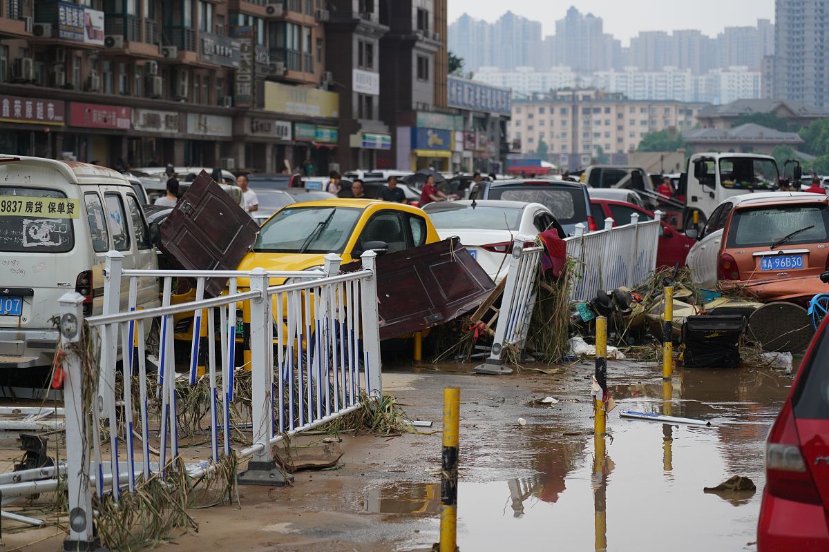 河南省郑州市遭遇了一场罕见的特大暴雨
