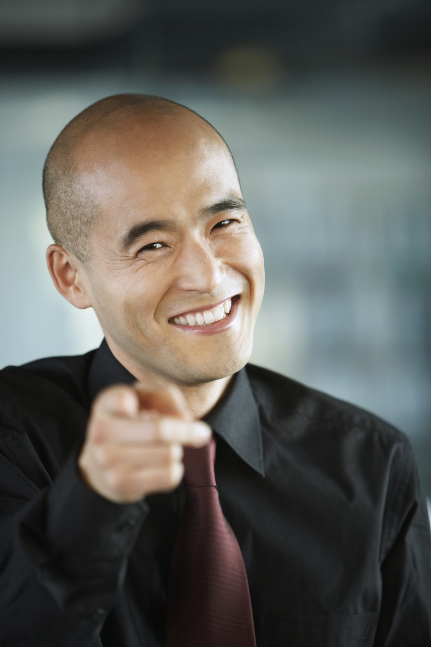 五十岁的男人,选择短发或者光头吧.五十岁往后的男人,正可谓"德高望,