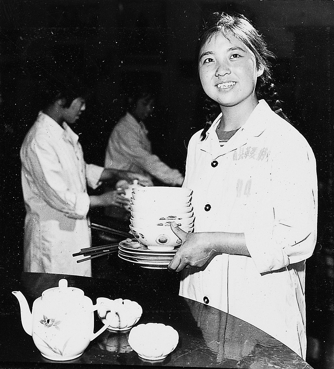 在1974年的西双版纳,一个年轻的女知青朱梅华,在一个