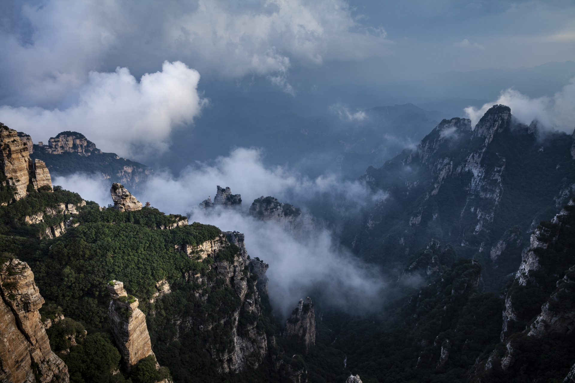 漫步于嵩山之巅,云雾缭绕,仿若仙境.