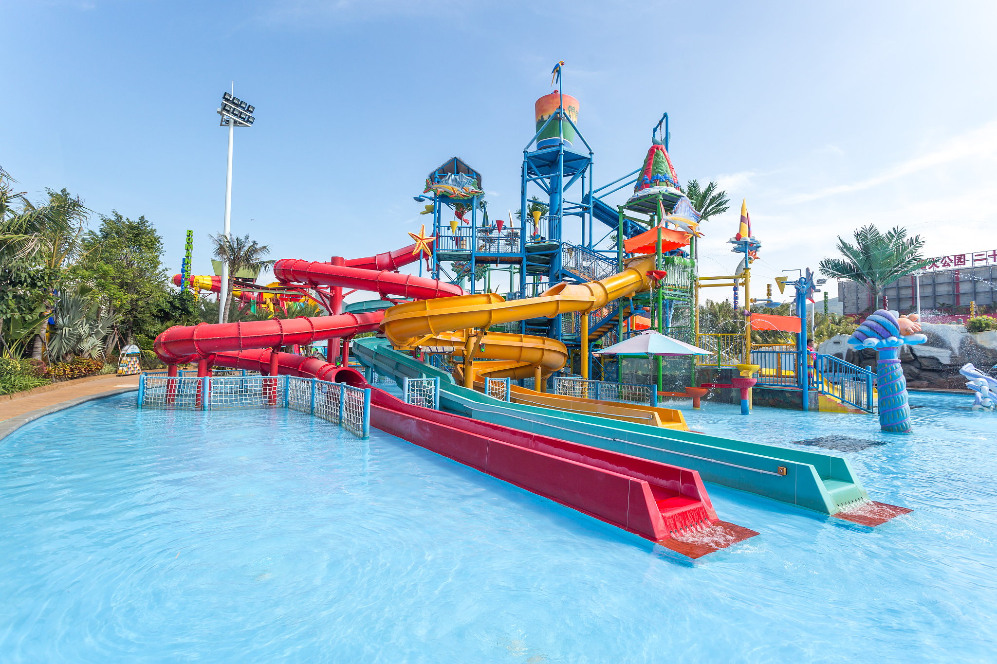 欢乐谷水上乐园,作为欢乐谷主题公园旗下的璀璨明珠,是夏日里一抹清凉