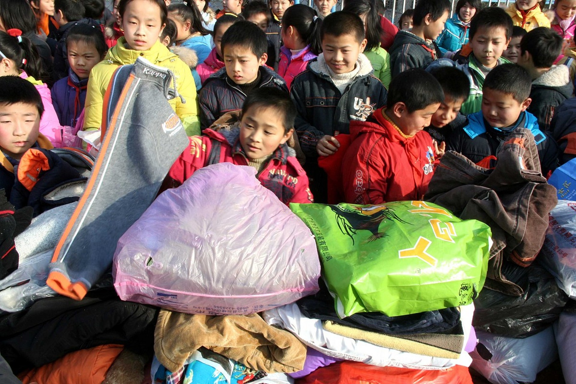 在中国还有很多地方非常贫困,那些孩子甚至吃不饱饭,而且缺少衣服 ..