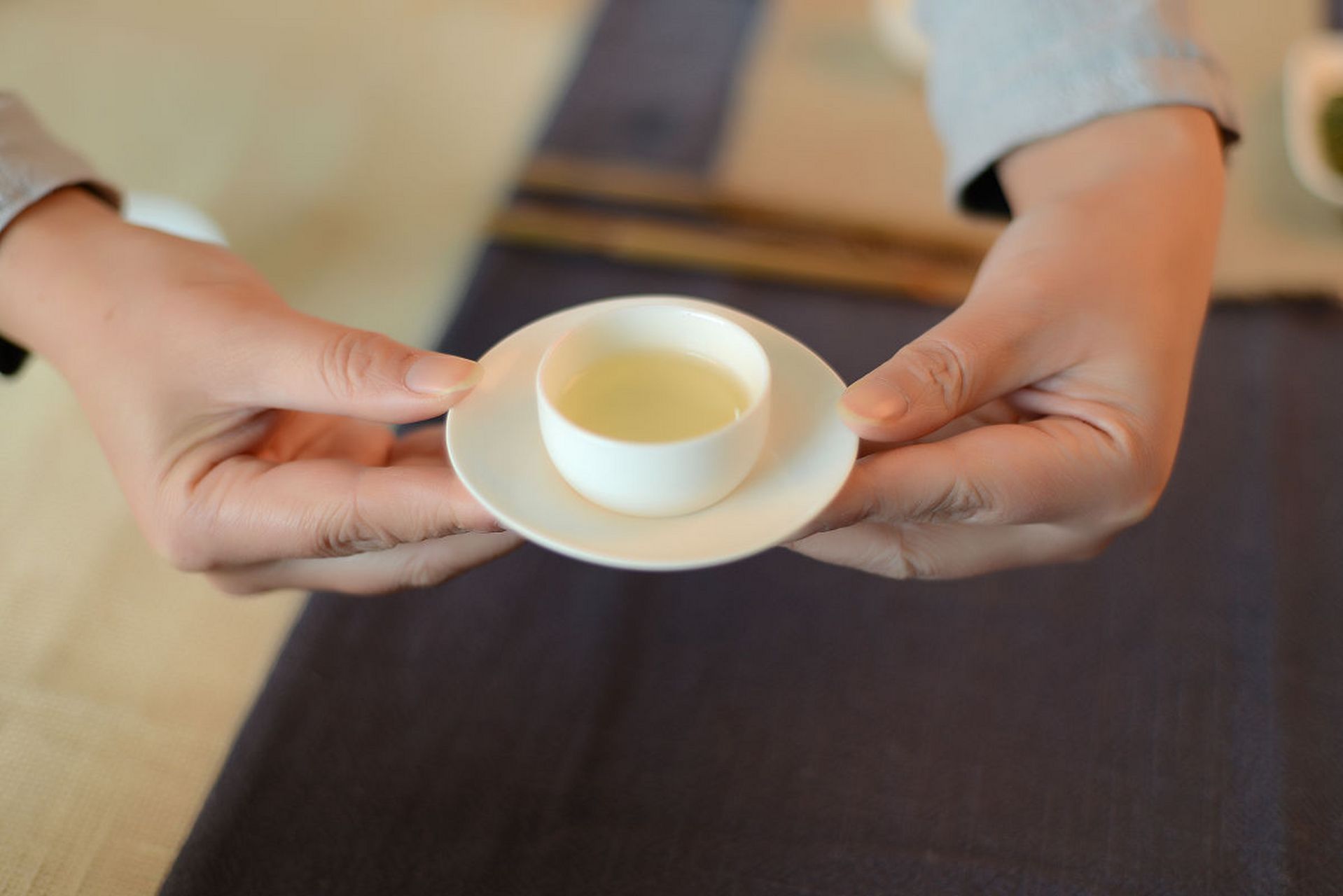 会议倒茶礼仪手势图片