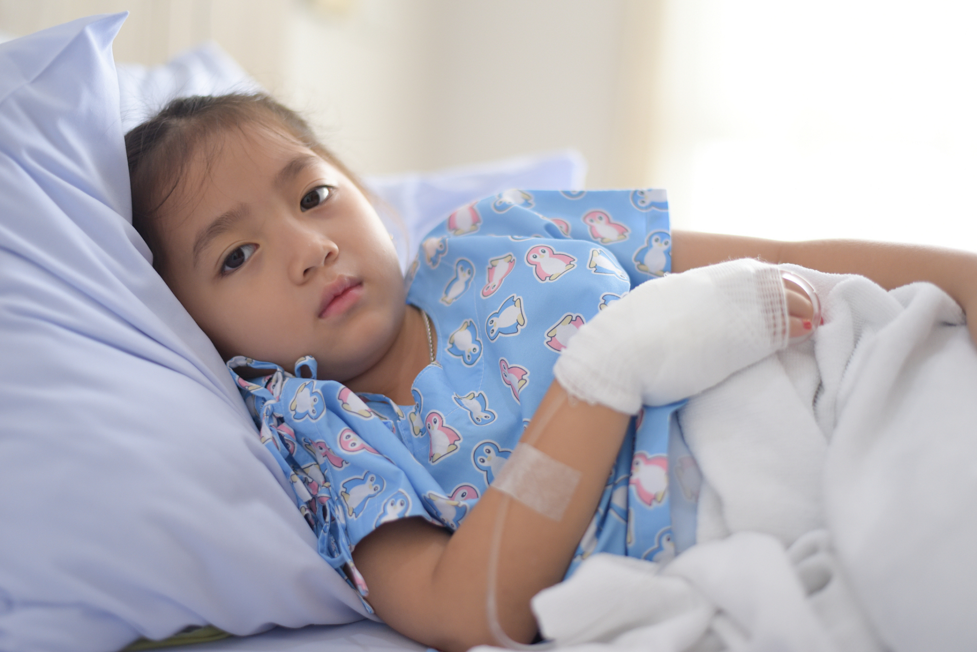 近日,一段小学生边输液边学习的视频引发网友热议.