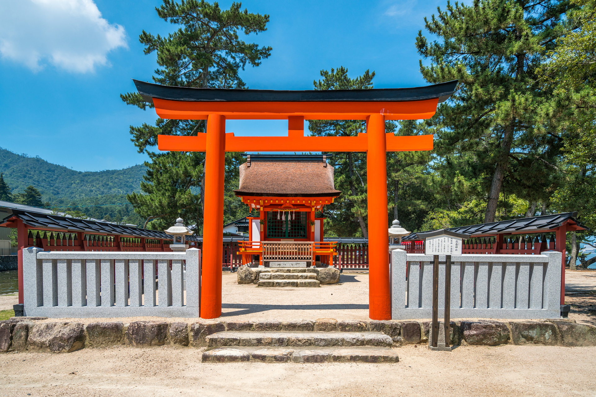 鸟居是日本神社前的标志性建筑,但它最初的目的是为了标记神圣与世俗
