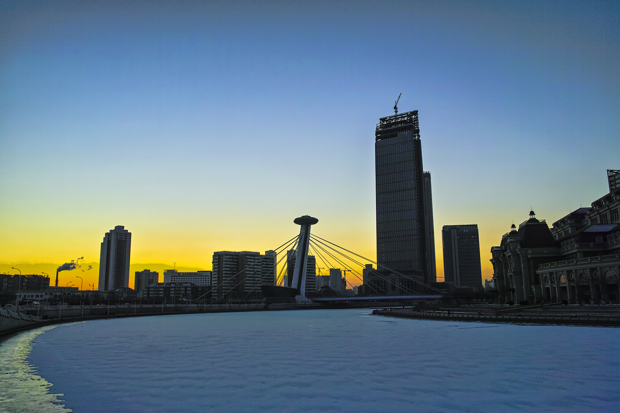 冬日里的中山广场,如同一颗璀璨的明珠,镶嵌在大连市中心