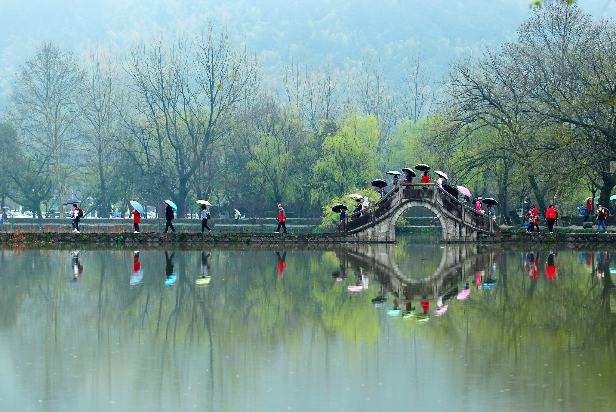 烟雨江南,如诗如画,独步其中,心情无比舒畅.