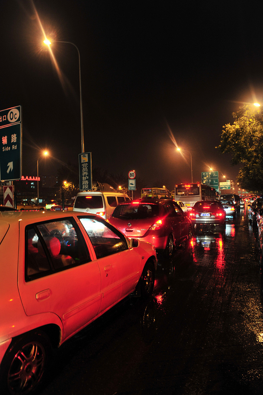 堵车真是让人头疼,一路被堵在这里,看着时间一分一秒地流逝,心情更是