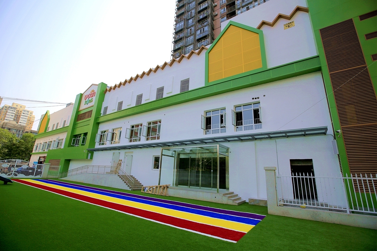 近日,杭州多所嵌入式幼儿园提前开园,让更多员工"上班带娃两不误"