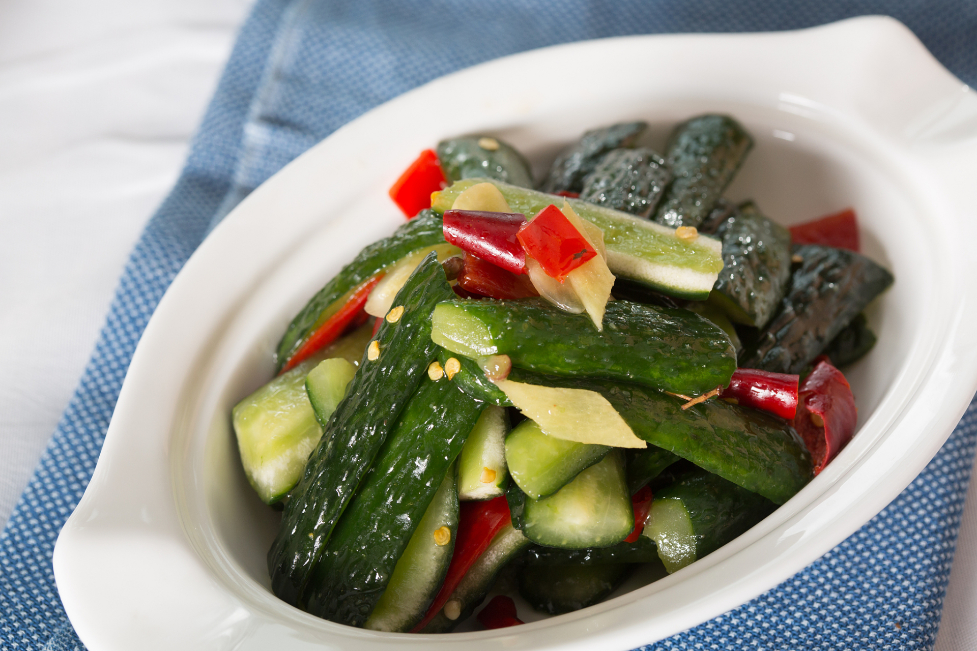 醋拌黄瓜的好处,调节身体的新陈代谢,有助于提升免疫力,膳食纤维可以