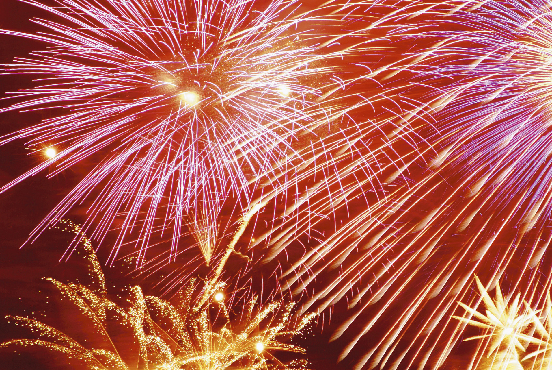 正月十五,烟花爆竹声声响起,每一声爆响都带着新年的喜庆和祝福.