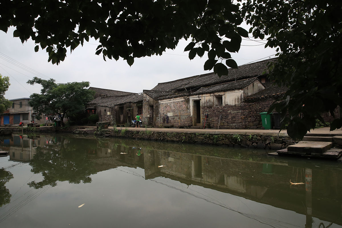 安徽七都古镇,实际上指的是位于安徽省石台县东部的七都镇,而非传统