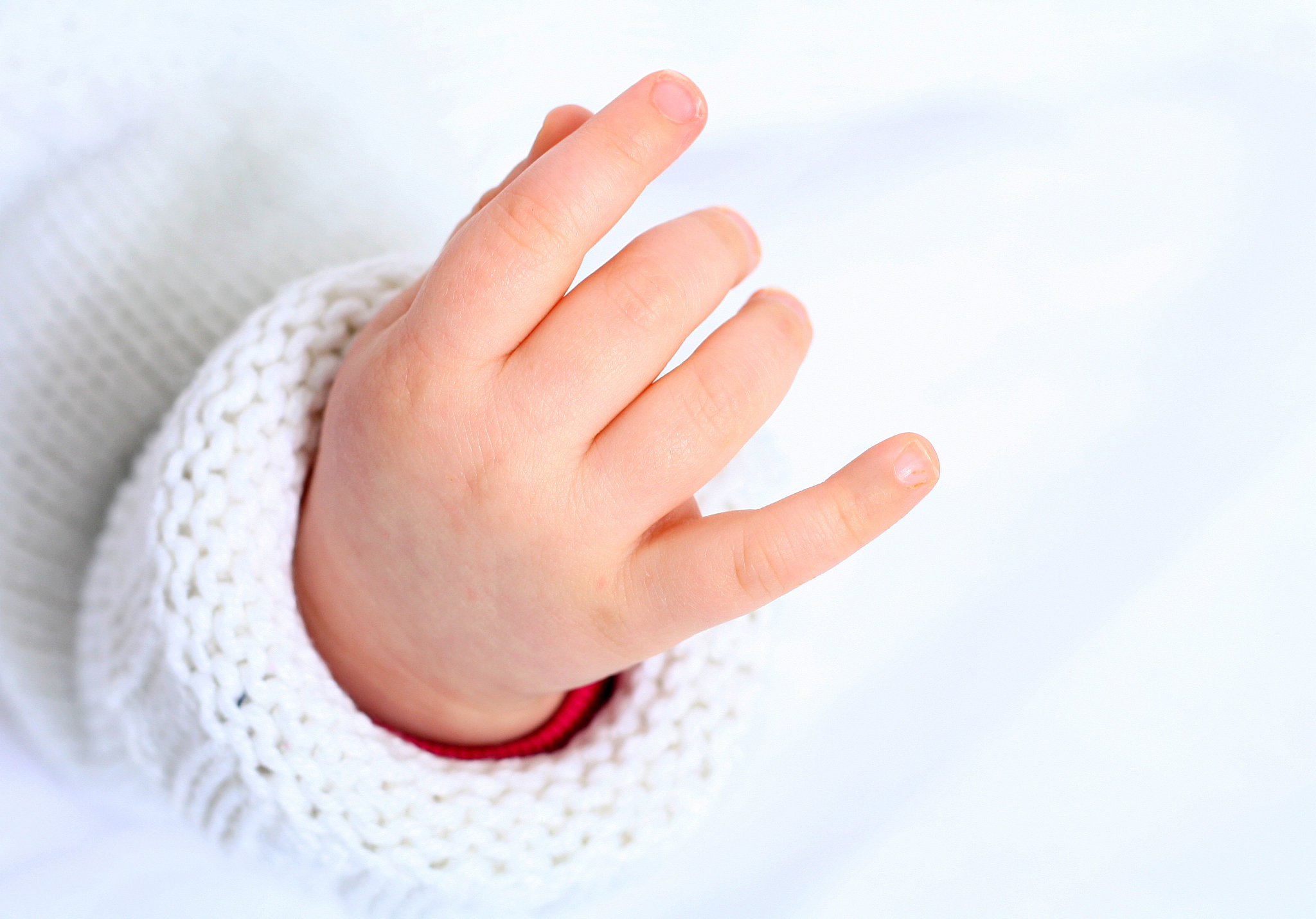 感受手心和手背的温度 如果孩子手心的温度