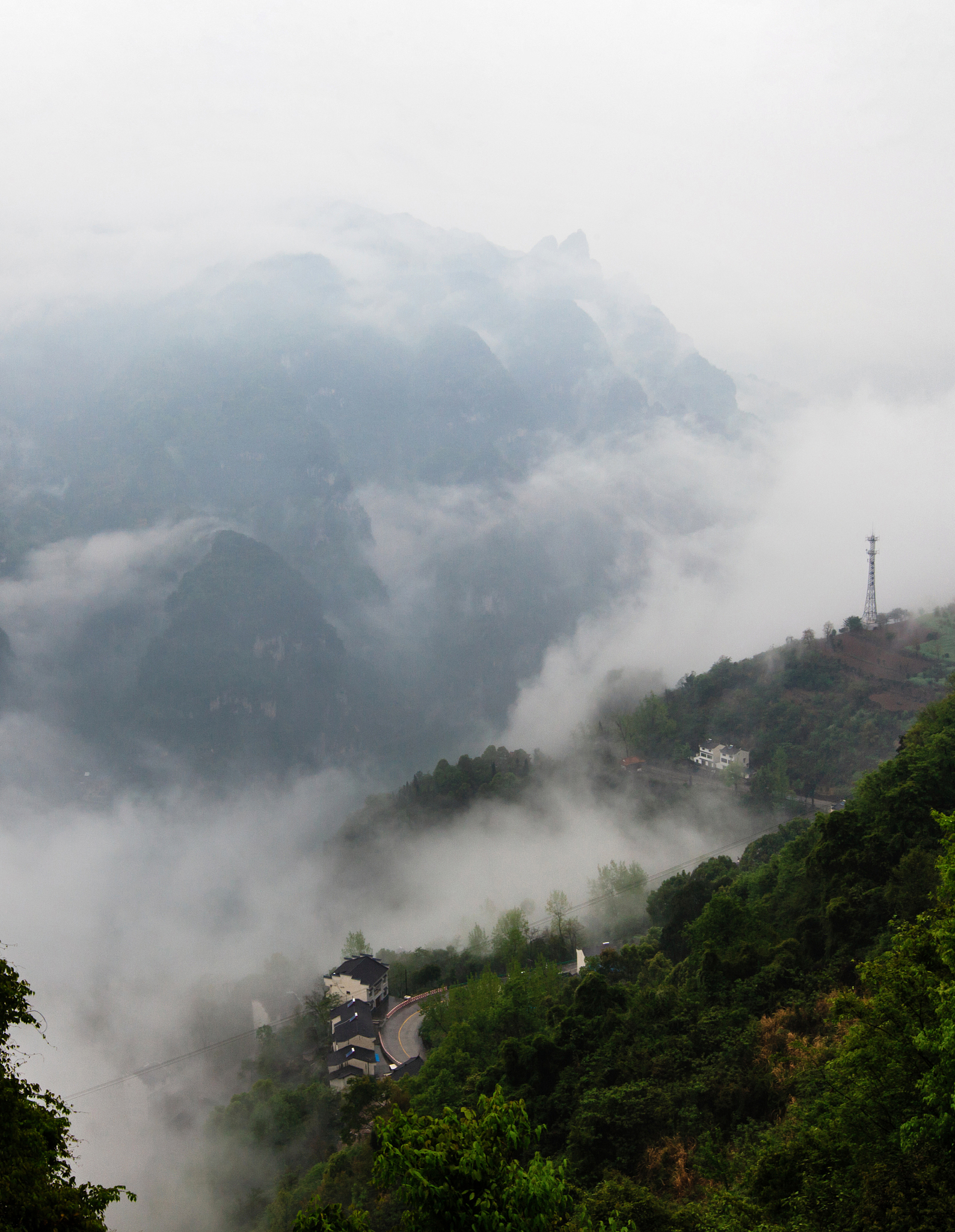 白云绕山间图片图片