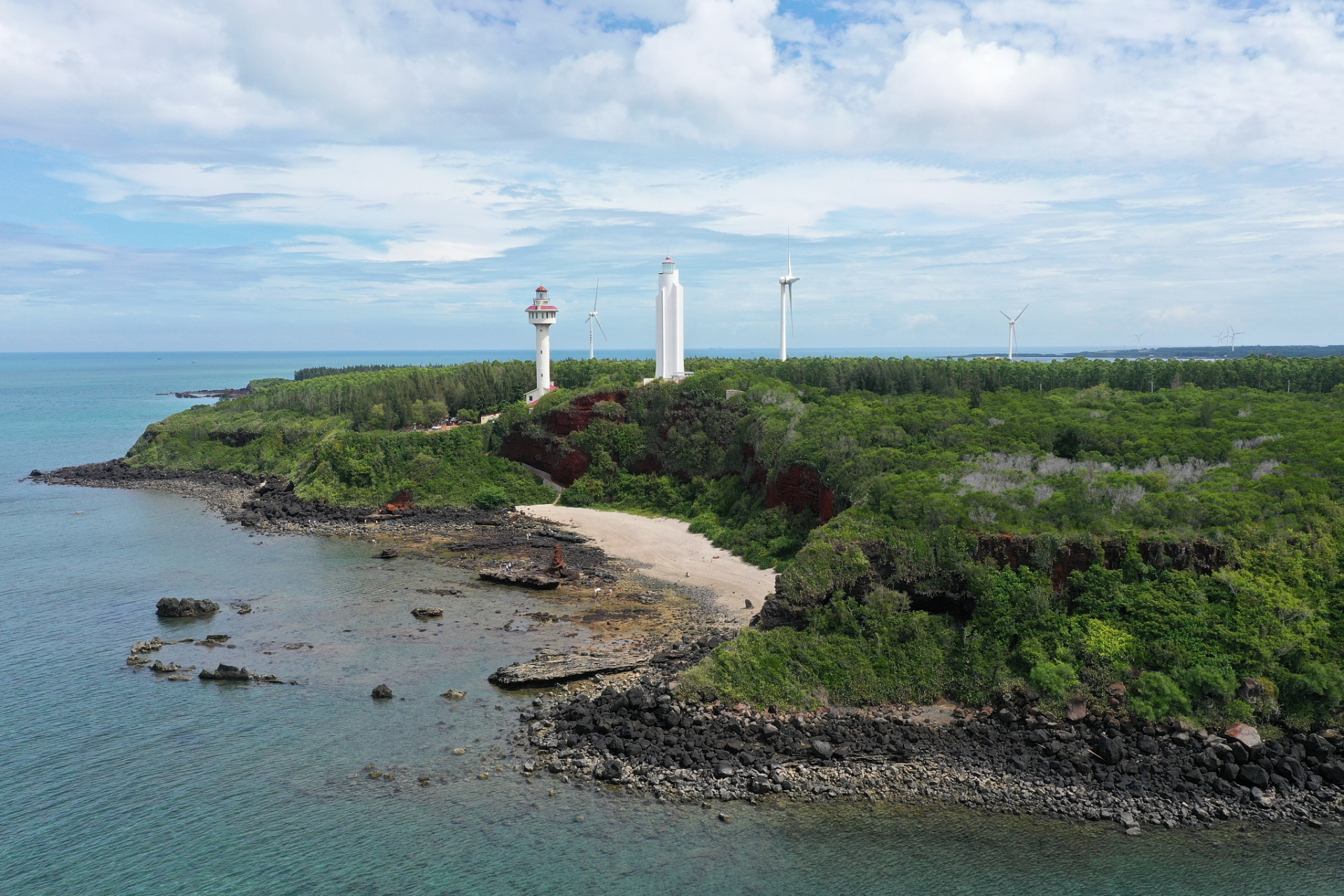 红海湾风车岛日落时分,金色的阳光洒在岛上,风车缓缓转动.