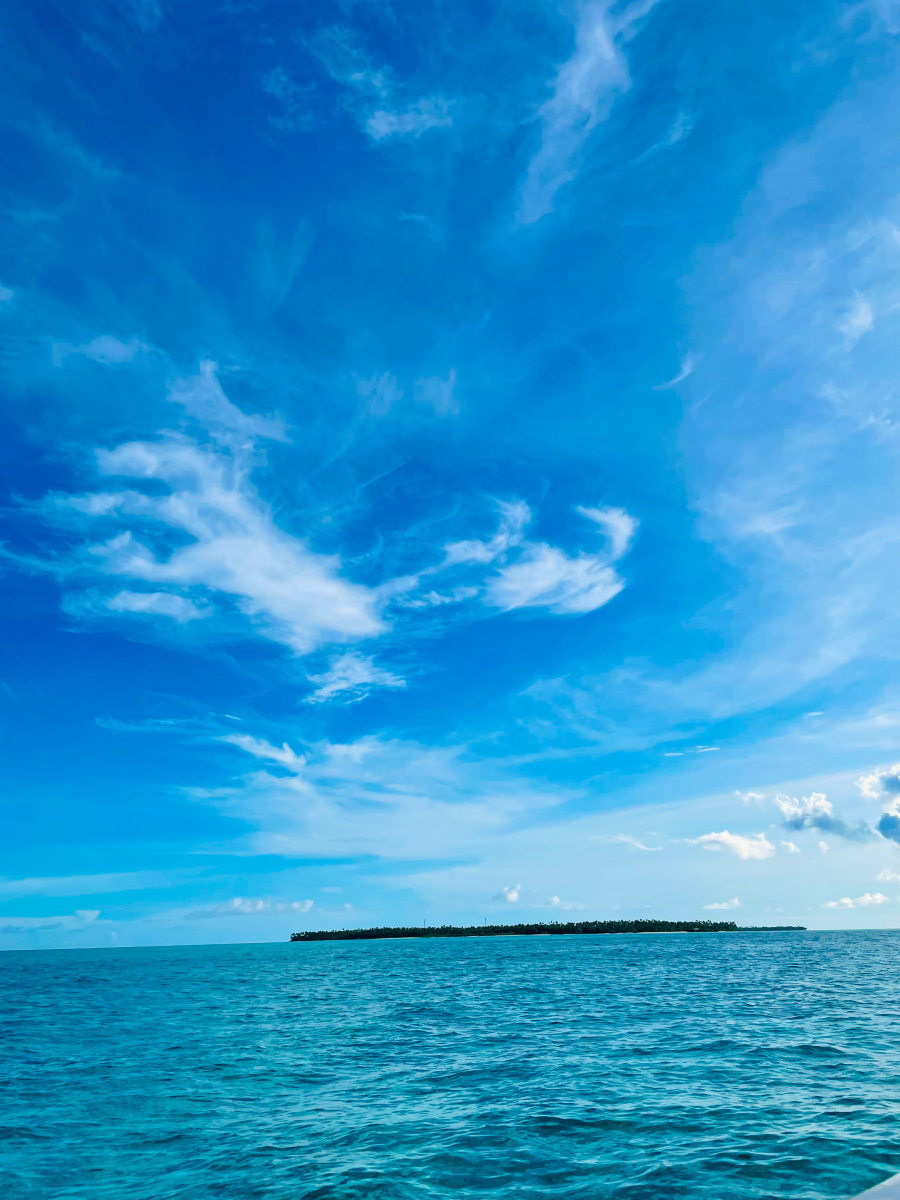 春日蓝天大赏# 春日蓝天的蓝,是那种清澈透明,深邃无边的蓝