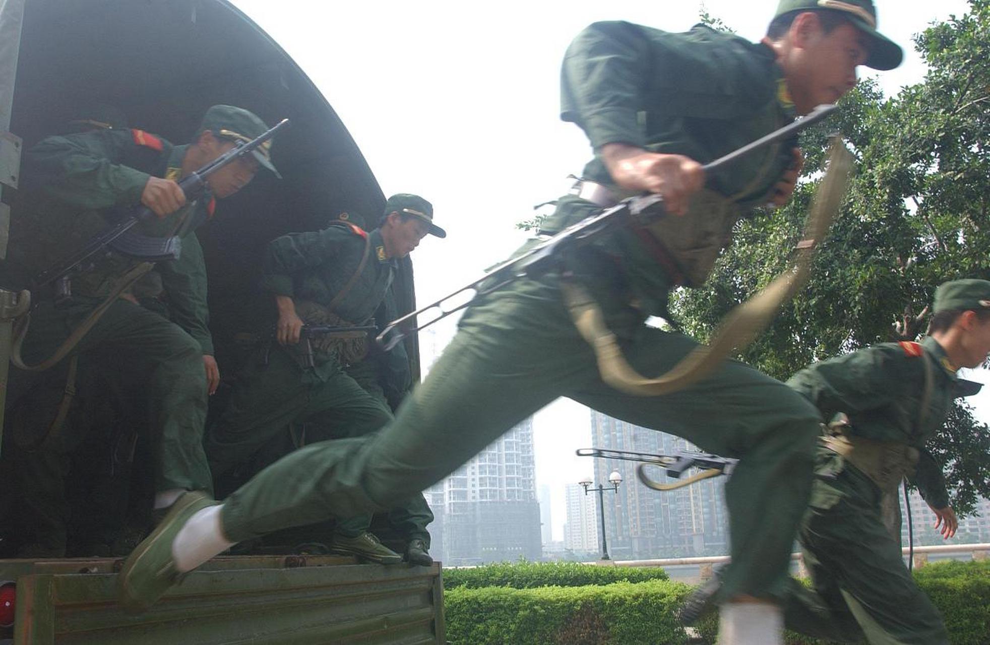 在弹药库值班时,当时是双人制(老兵带新兵),一般是老兵拿弹夹,新兵背