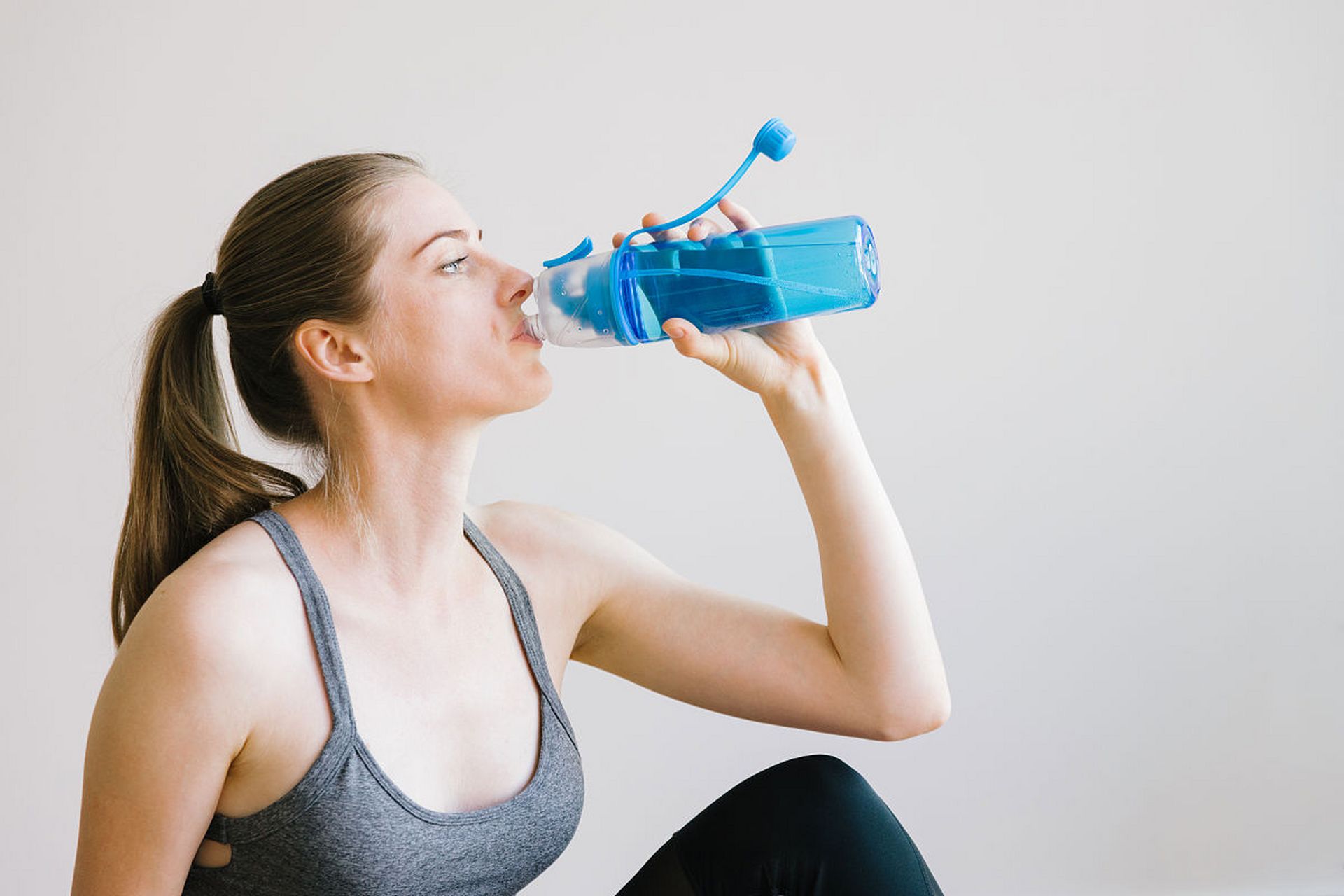 **多喝水**      *保持身体水分,促进新陈代谢,维持身体机能正常运作