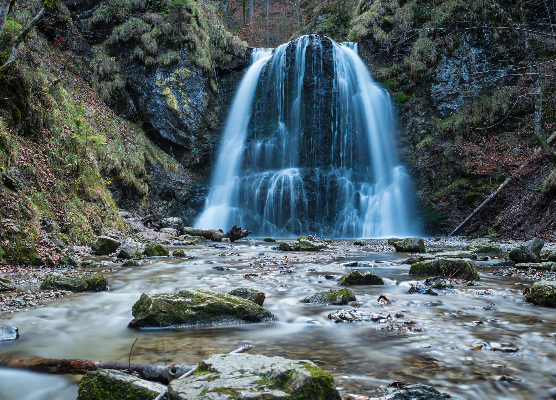 瀑布喷薄而发,色彩斑斓,深潭蔚蓝如玉.包容万物,悠然自得.