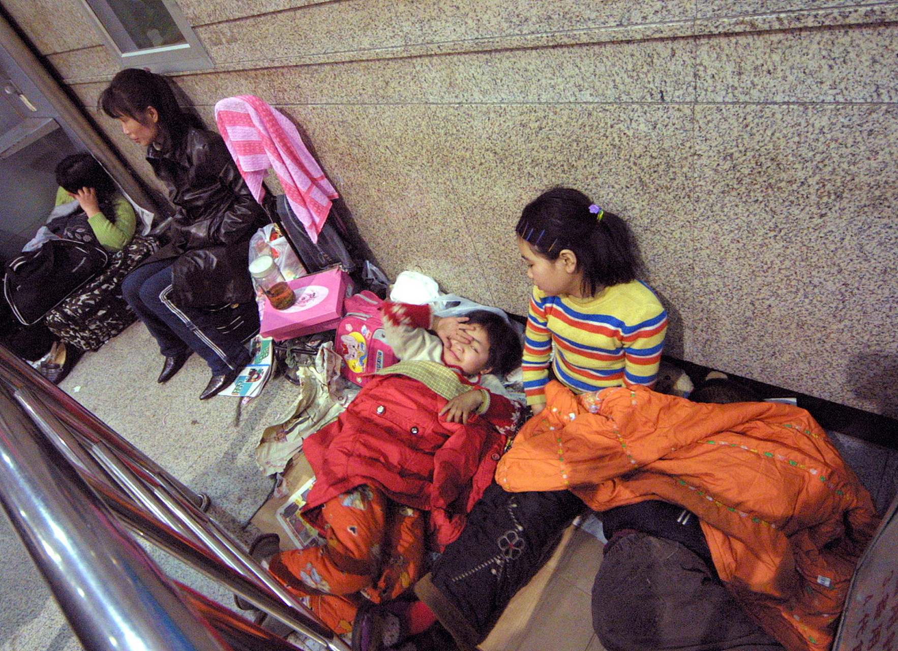 深圳一幼儿穿着尿不湿在地铁站乞讨,面色苍白且还有伤痕.